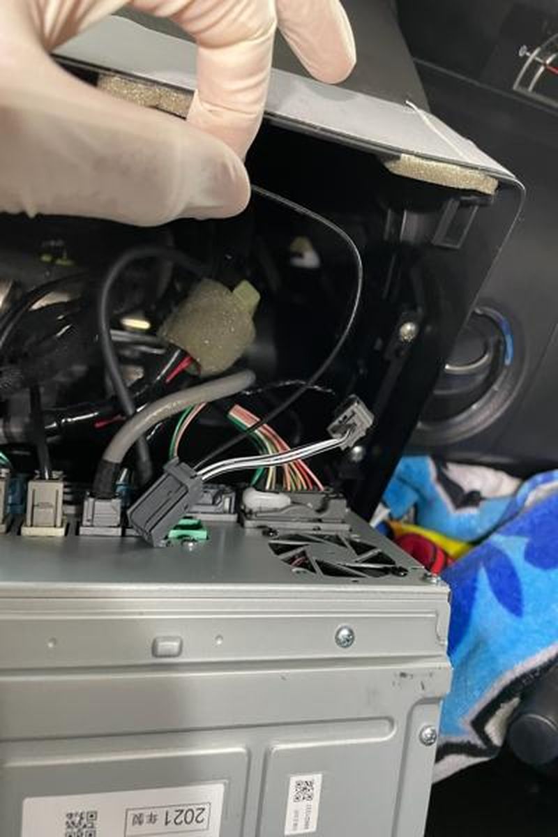 ナビ裏のカプラー接続作業中